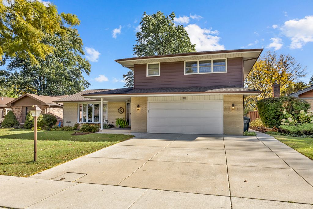 Photo for 1811 N Aspen Drive, Mount Prospect, IL 60056 (MLS # 12467299)