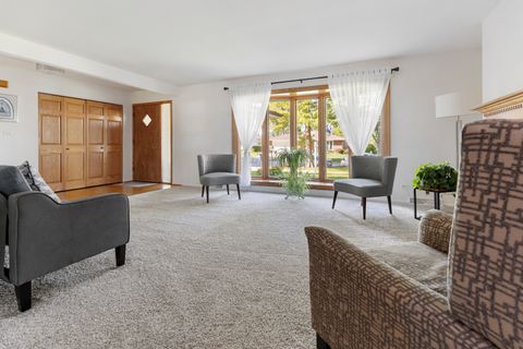 Tiny photo for 1811 N Aspen Drive, Mount Prospect, IL 60056 (MLS # 12467299)