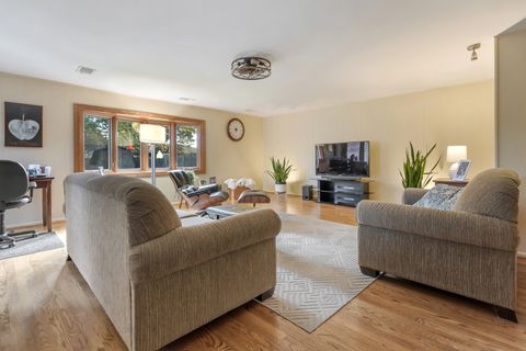 Tiny photo for 1811 N Aspen Drive, Mount Prospect, IL 60056 (MLS # 12467299)