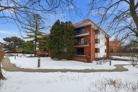 Tiny photo for 2046 Saint Johns Avenue #3E, Highland Park, IL 60035 (MLS # 12606172)