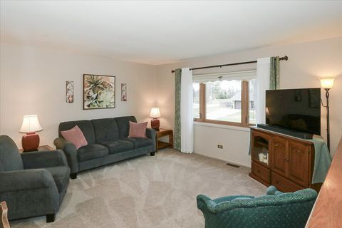 Tiny photo for 1335 Gentry Road, Hoffman Estates, IL 60169 (MLS # 12569449)