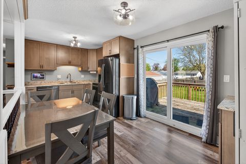 Tiny photo for 602 14th Place Pl, Camanche, IA 52730 (MLS # 12631854)