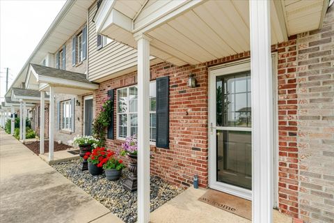 Photo of 29 Fetzer Court #2, Bloomington, IL 61704 (MLS # 12704812)