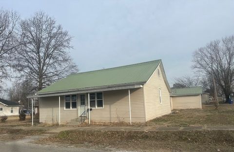 307 E Parker Street Pinckneyville IL 62274