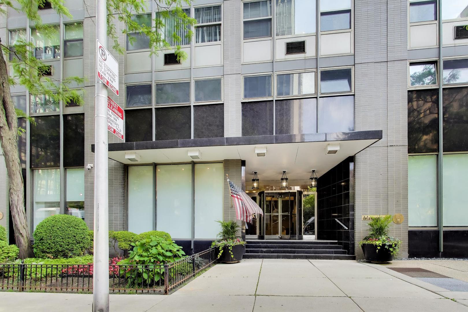 253 E Delaware Place 12E