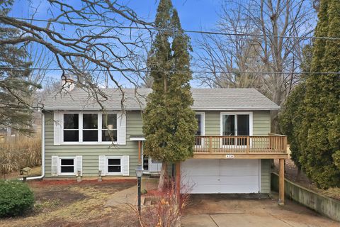 3 beds bed, 2 baths bath property at 4519 W Shore Drive, Wonder Lake, IL 60097