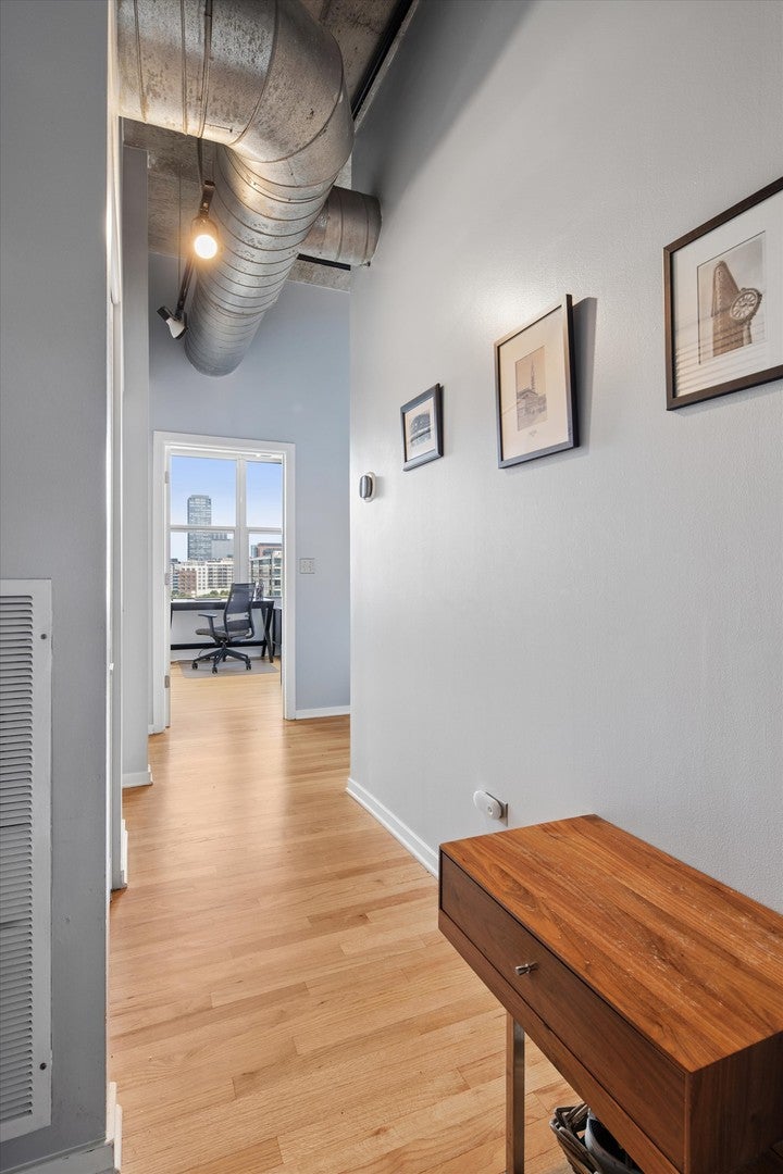 933 W Van Buren Street 801