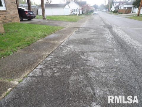 Tiny photo for 1101 S MCKINLEY Street, Harrisburg, IL 62946 (MLS # EB460258)