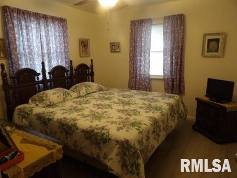 Tiny photo for 1101 S MCKINLEY Street, Harrisburg, IL 62946 (MLS # EB460258)