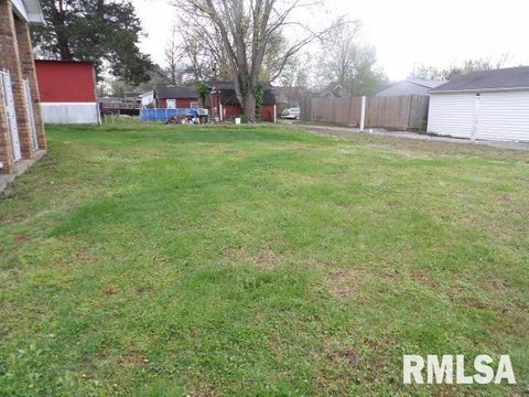 Tiny photo for 1101 S MCKINLEY Street, Harrisburg, IL 62946 (MLS # EB460258)