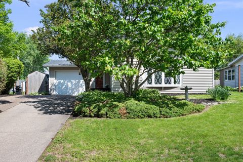 Photo of 1511 Parklane Drive, Bettendorf, IA 52722 (MLS # 12630906)
