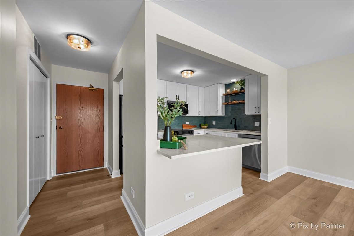 711 S River Road 606