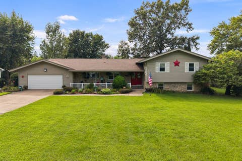 Photo of 3020 Wisconsin Avenue, Davenport, IA 52806 (MLS # 12737105)