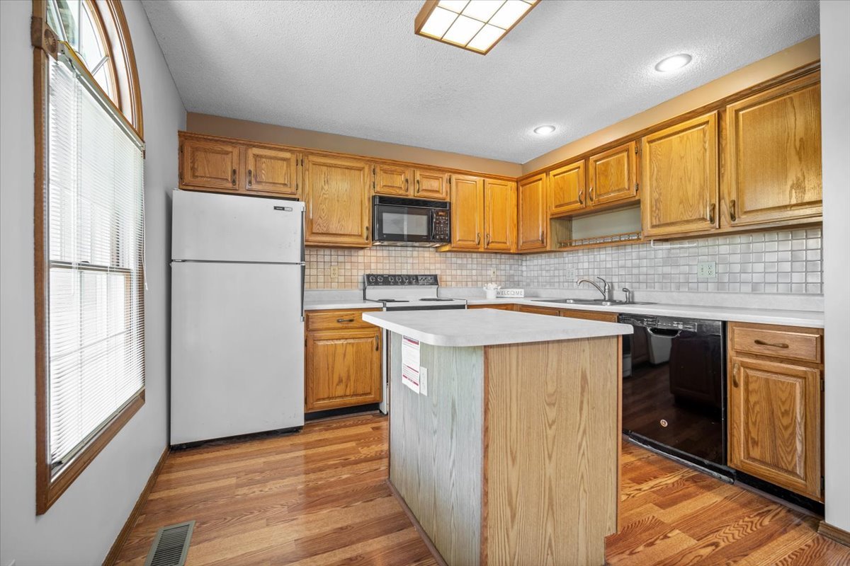 Normal, Illinois 61761, United States, 2 Bedrooms Bedrooms, ,2 BathroomsBathrooms,Residential,Active,226417