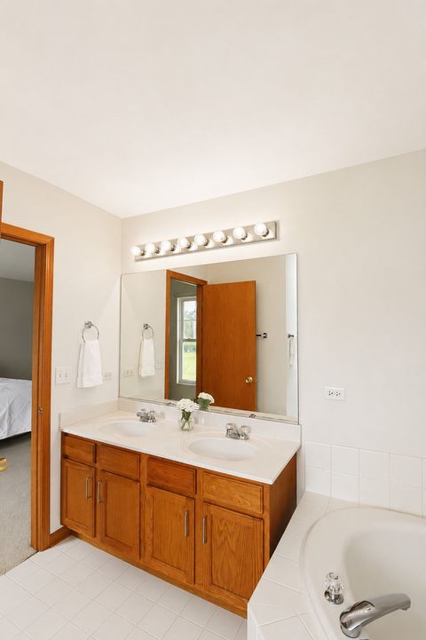 Tiny photo for 1904 Cobblestone Drive, Carpentersville, IL 60110 (MLS # 12680039)