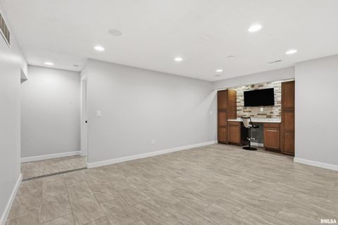 Tiny photo for 5767 EVERGREEN Place, Bettendorf, IA 52722 (MLS # QC4267604)