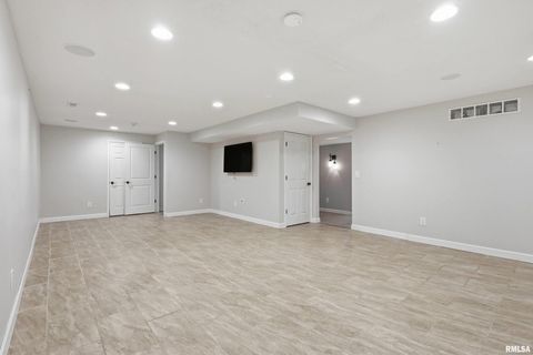 Tiny photo for 5767 EVERGREEN Place, Bettendorf, IA 52722 (MLS # QC4267604)