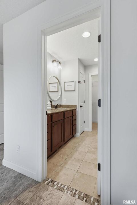 Tiny photo for 5767 EVERGREEN Place, Bettendorf, IA 52722 (MLS # QC4267604)