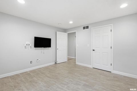 Tiny photo for 5767 EVERGREEN Place, Bettendorf, IA 52722 (MLS # QC4267604)