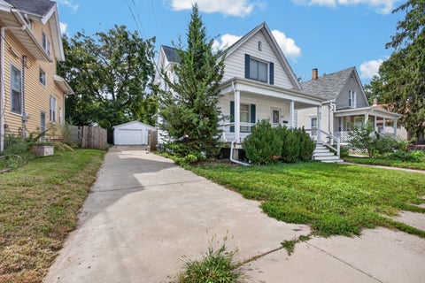 Tiny photo for 614 W Oakland Avenue, Bloomington, IL 61701 (MLS # 12753256)