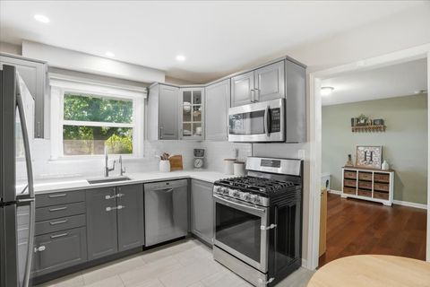 Tiny photo for 2512 Highland Drive, Lindenhurst, IL 60046 (MLS # 12675504)