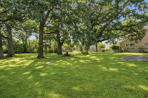Tiny photo for 2512 Highland Drive, Lindenhurst, IL 60046 (MLS # 12675504)