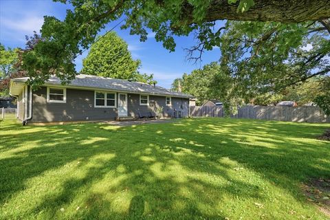 Tiny photo for 2512 Highland Drive, Lindenhurst, IL 60046 (MLS # 12675504)