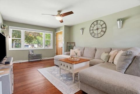 Tiny photo for 2512 Highland Drive, Lindenhurst, IL 60046 (MLS # 12675504)