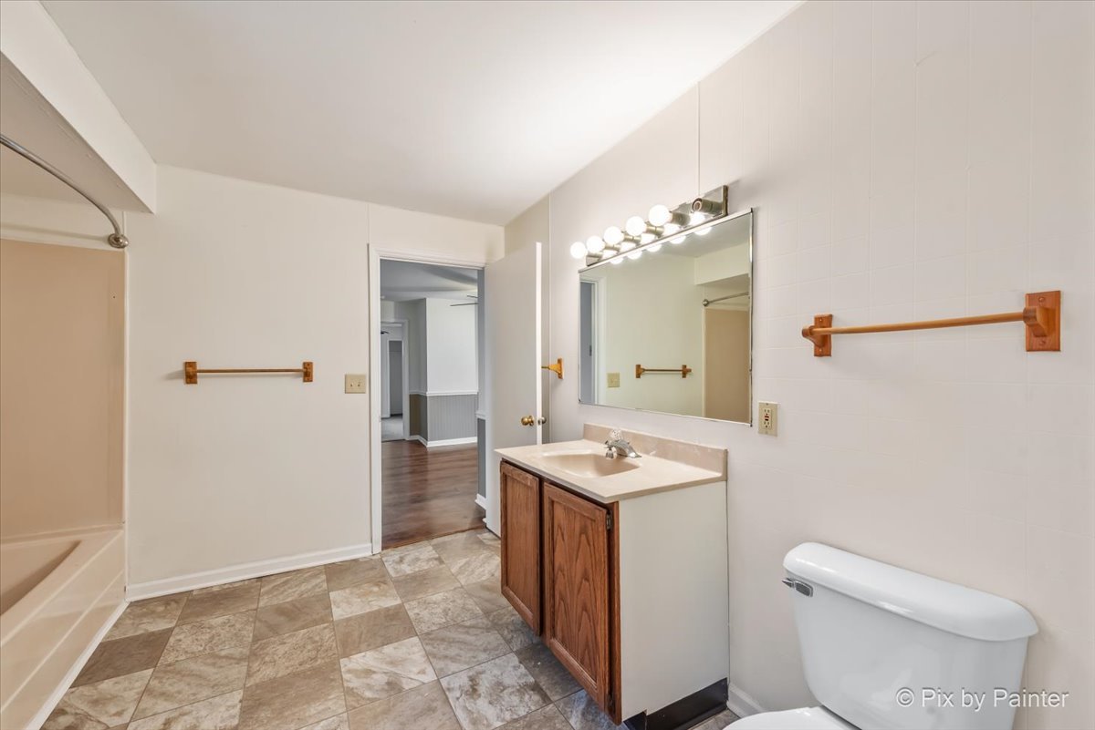 Marengo, Illinois 60152, United States, 4 Bedrooms Bedrooms, ,1 BathroomBathrooms,Residential,Contingent,249902