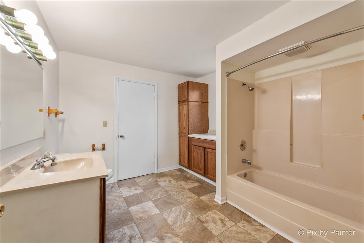 Marengo, Illinois 60152, United States, 4 Bedrooms Bedrooms, ,1 BathroomBathrooms,Residential,Contingent,249902