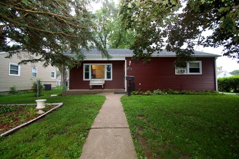 Photo of 2729 Bellevue Avenue, Bettendorf, IA 52722 (MLS # 12732317)