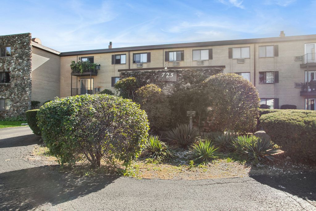 Photo for 725 W Dempster Street #101, Des Plaines, IL 60016 (MLS # 12497907)