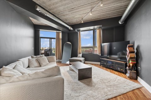 Tiny photo for 3201 W Leland Avenue #402, Chicago, IL 60625 (MLS # 12641978)