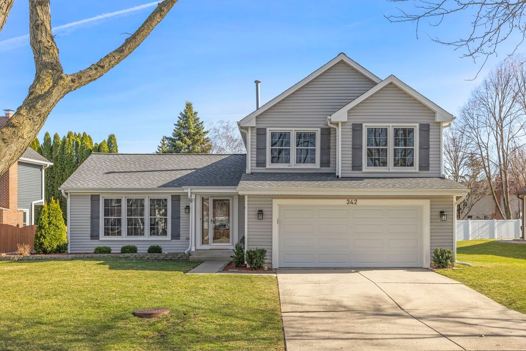 Photo for 342 W Windsor Drive, Bloomingdale, IL 60108 (MLS # 12000963)