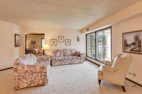 Tiny photo for 462 S President Street #202, Carol Stream, IL 60188 (MLS # 12494504)
