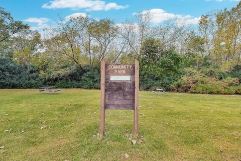 Tiny photo for 462 S President Street #202, Carol Stream, IL 60188 (MLS # 12494504)