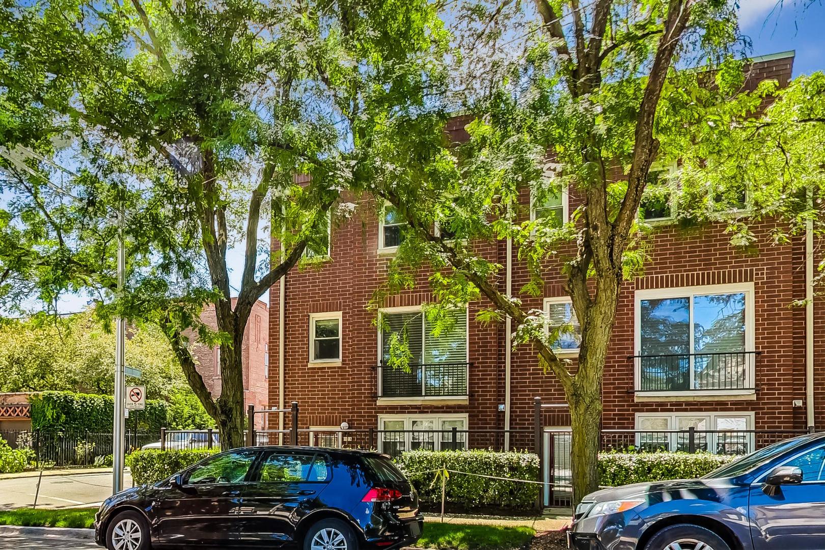 View Chicago, IL 60614 townhome