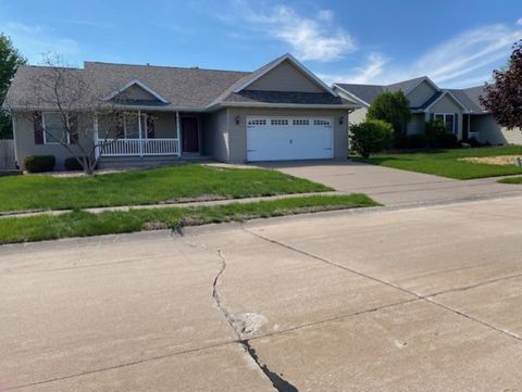 Photo of 5816 Heather Avenue, Davenport, IA 52807 (MLS # 12631142)