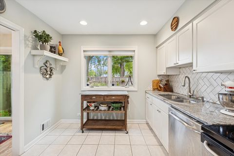 Tiny photo for 494 Old Surrey Road, Hinsdale, IL 60521 (MLS # 12498136)