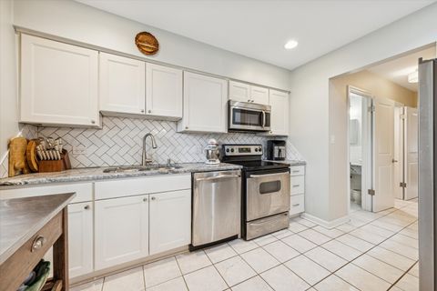 Tiny photo for 494 Old Surrey Road, Hinsdale, IL 60521 (MLS # 12498136)