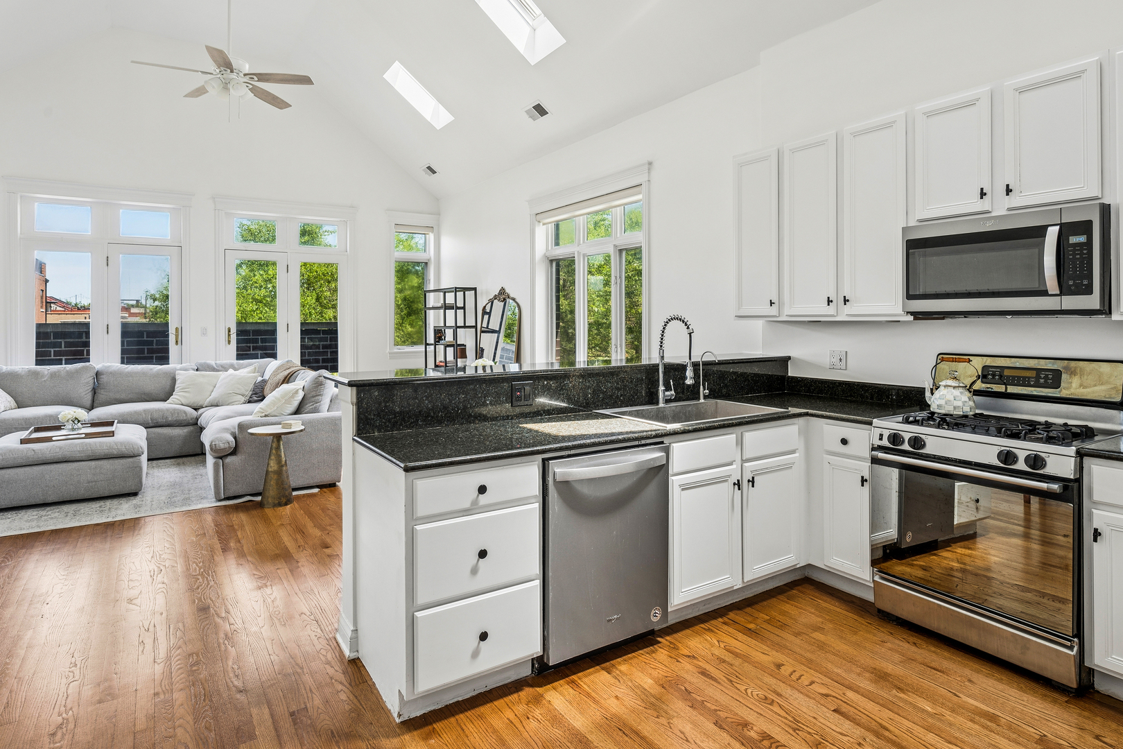 2001 W ADDISON Street 3E
