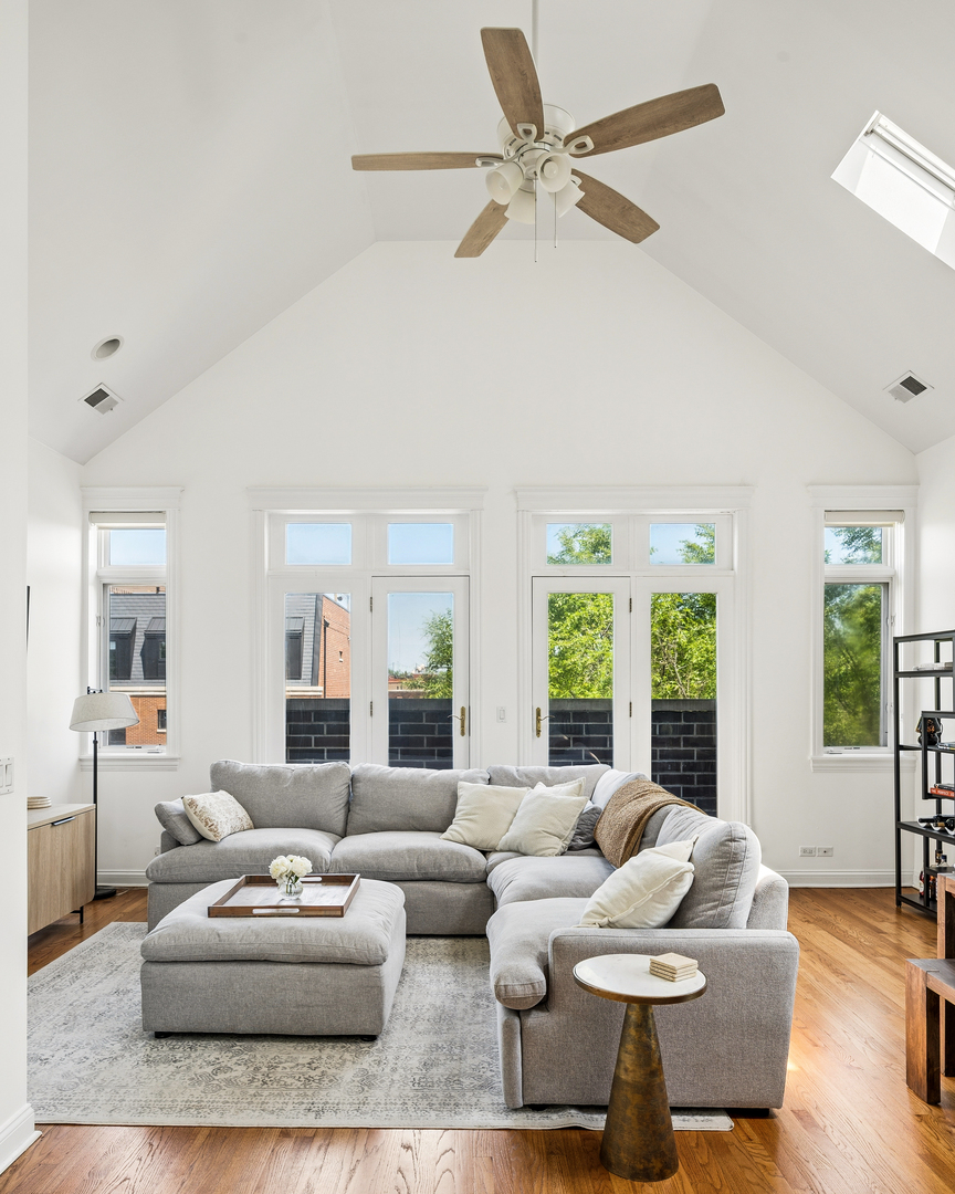 2001 W ADDISON Street 3E