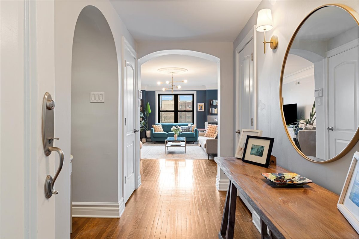 433 W Briar Place 6B