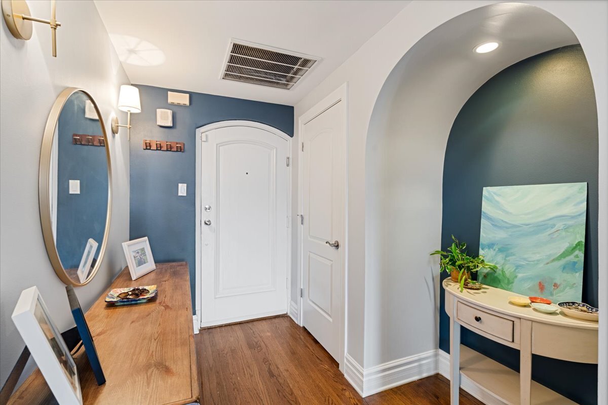 433 W Briar Place 6B