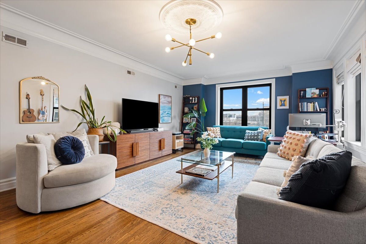 433 W Briar Place 6B