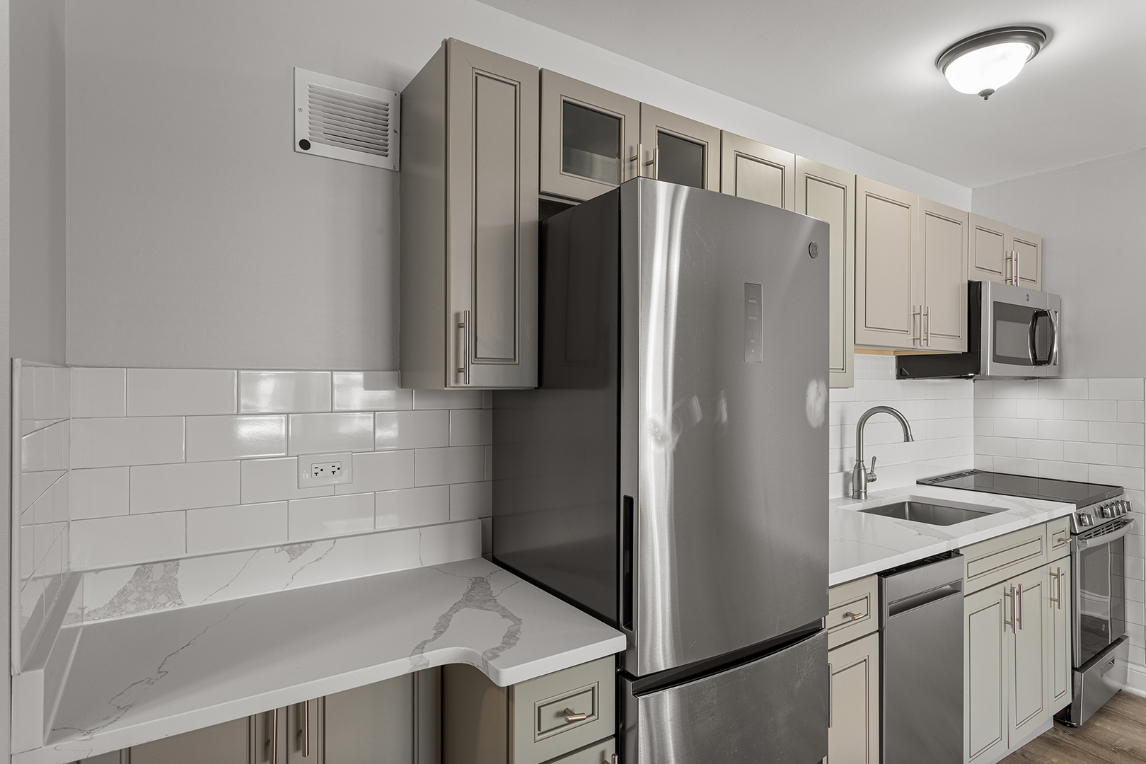 7710 N Sheridan Road 204