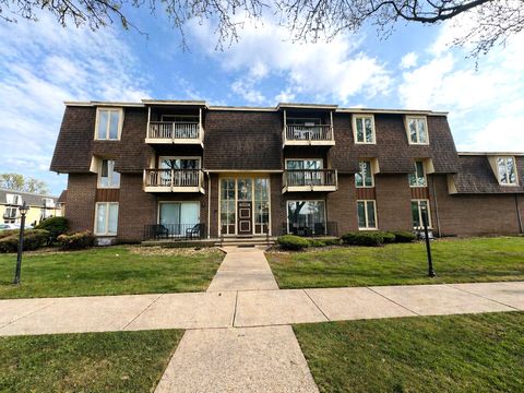 Photo of 5721 W 103rd Street #204, Oak Lawn, IL 60453 (MLS # 12512106)