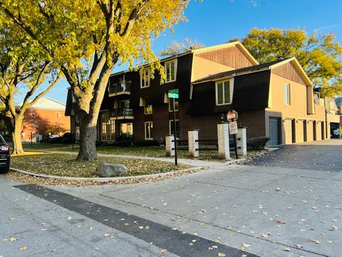 Tiny photo for 5721 W 103rd Street #204, Oak Lawn, IL 60453 (MLS # 12512106)