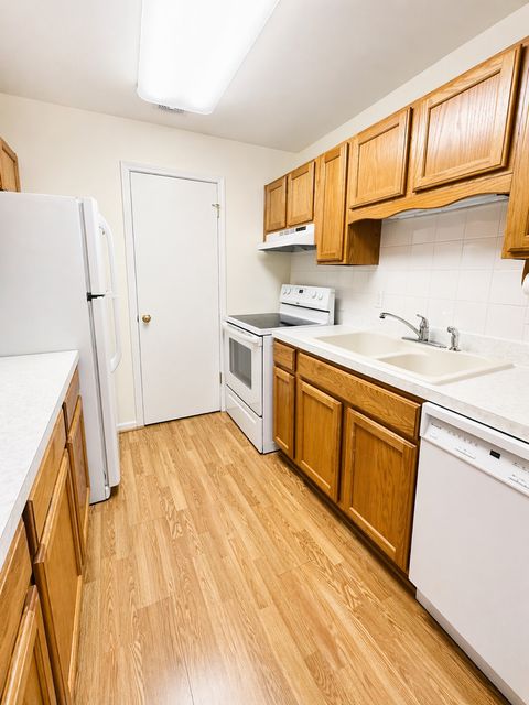 Tiny photo for 5721 W 103rd Street #204, Oak Lawn, IL 60453 (MLS # 12512106)