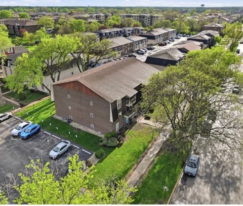 Tiny photo for 5721 W 103rd Street #204, Oak Lawn, IL 60453 (MLS # 12512106)